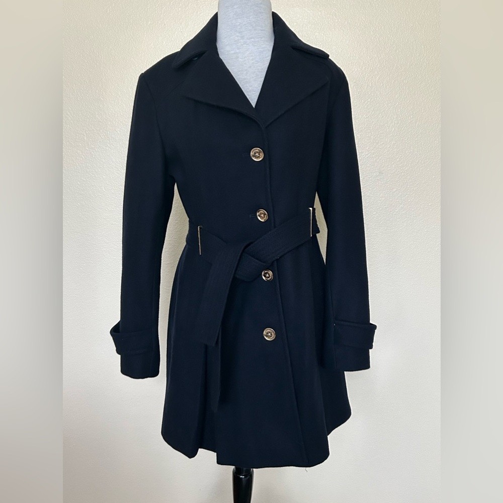 Preowned Michael Kors belted button down coat 
Size 8 
Black